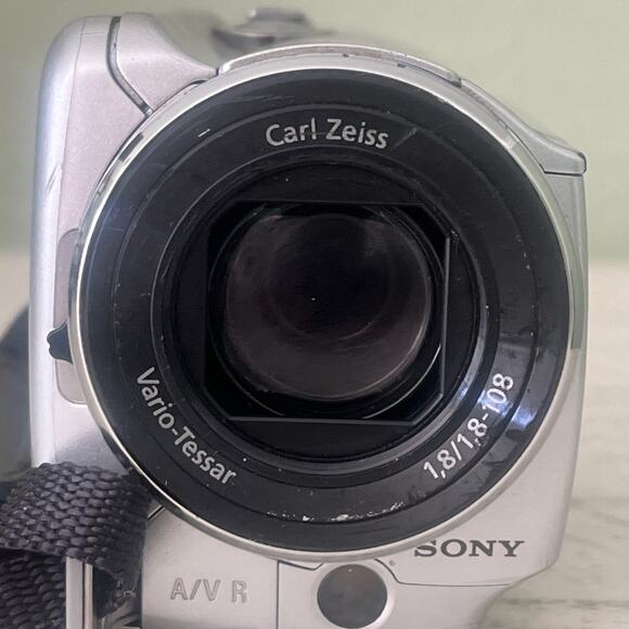 Sony DCR-SR68 Handycam® (Silver) 80GB standard-definition  Sony Handycam DCR-SR68 (Silver) Camcorder w/Charger & Battery WORKS Read‼️